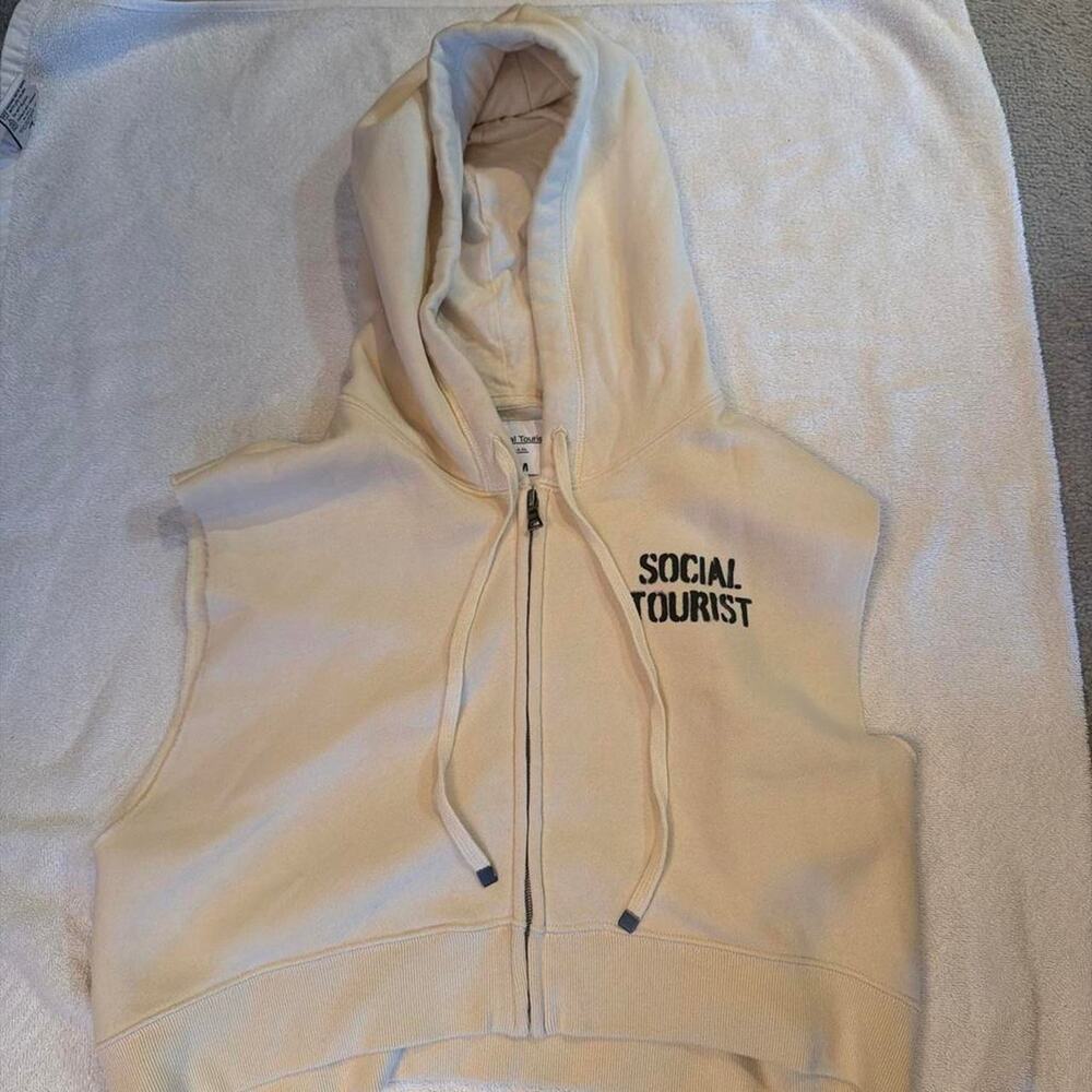 Social tourist cream zip up